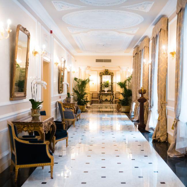 Foyer &amp; Gallerie